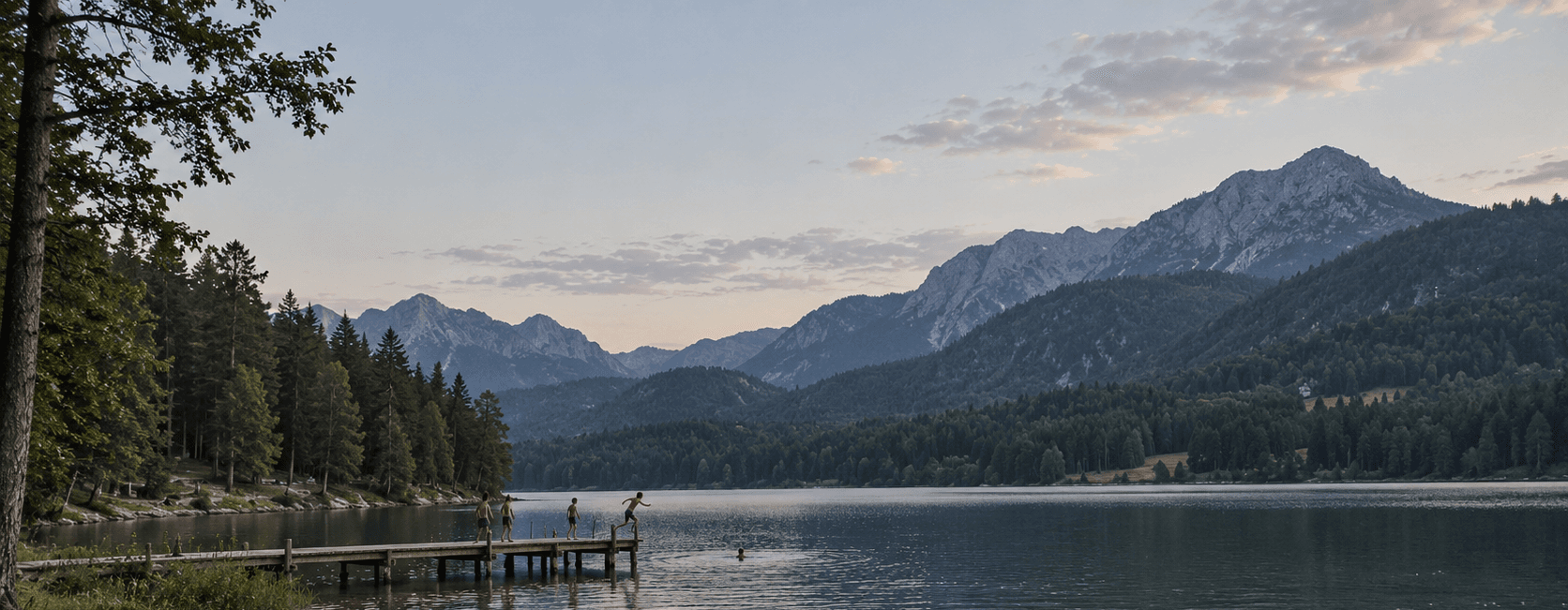 Niños saltando a un lago de montaña al atardecer durante un campamento de verano